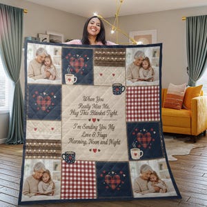 以下が含まれることがあります： 写真、ハート、コーヒーカップをあしらったパッチワークデザインのキルトブランケット。ブランケットはネイビーブルーの縁取りで、「When You Really Miss Me, Hug This Blanket Tight. I'm Sending You My Love & Hugs Morning, Noon and Night.」というテキストが含まれています。