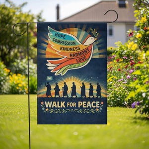 Puede incluir: Una bandera de jardín con una paloma que lleva una rama de olivo, y las palabras "Esperanza, Compasión, Bondad, Armonía, Amor". Debajo, siluetas de personas caminan hacia un amanecer, con el texto "Walk for Peace."