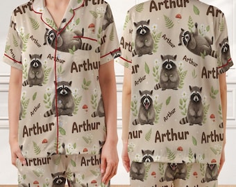 Gepersonaliseerde pyjama: ontwerp met wasbeer en bos met aangepaste naam, leuk en gezellig cadeau