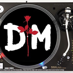 Op de afbeelding: Een zwarte en zilveren Technics draaitafel met een groot zwart midden met de witte letters "DM" en een rode roos. De tekst "designs by DJ INDUSTRIES" is zichtbaar. De tekst "This is a digital mock-up of the final product. Please note that slight color variances can happen due to your monitor settings" is ook zichtbaar.
