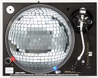 Puede incluir: Un tocadiscos negro con una bola de discoteca plateada en el plato. El tocadiscos tiene una aguja blanca y una perilla de control plateada. El texto "designs by DJ INDUSTRIES" está impreso en la esquina superior derecha.