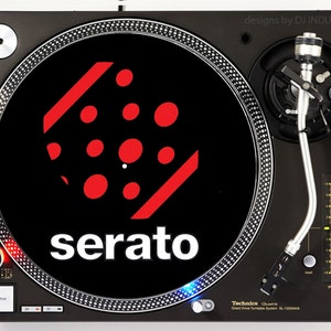 以下が含まれることがあります： 黒いTechnics SL-1200MK5ダイレクトドライブターンテーブル。レコードにはSeratoのロゴ。ロゴは赤と白。ターンテーブルはシルバーのトーンアームとコントロールを備えています。
