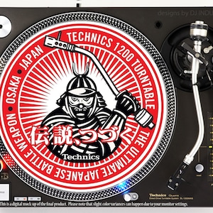 Puede incluir: Un tocadiscos Technics 1200 negro con una alfombrilla personalizada roja y blanca que presenta un guerrero samurái con el texto "WEAPON OSAKA JAPAN" y "THE ULTIMATE JAPANESE BATTLE" en un círculo alrededor del guerrero.