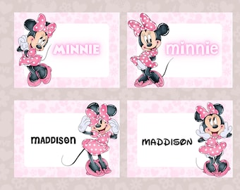 Peut inclure: Quatre cartes roses et blanches avec des illustrations de Minnie Mouse. Deux cartes indiquent "MINNIE" en texte rose et deux indiquent "MADDISON" en texte noir. Le fond est rose clair avec un motif floral.