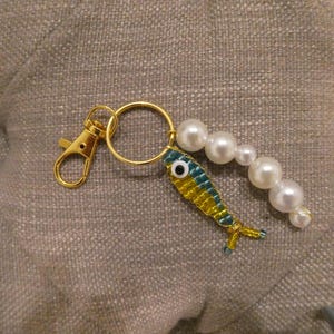 beaded fish bag charm / keychain !
