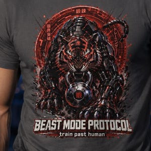 Op de afbeelding: Een antracietgrijs T-shirt met korte mouwen en een afbeelding van een mechanische tijger die een kettlebell vasthoudt. Het ontwerp bevat rode cirkelvormige accenten, Japanse karakters en de tekst "BEAST MODE PROTOCOL" gevolgd door "train past human".