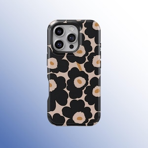Puede incluir: Una funda de teléfono floral en negro y beige. El diseño presenta un patrón repetido de grandes flores negras con centros y tallos beige. La funda tiene un borde negro y cubre la parte trasera y los laterales del teléfono.