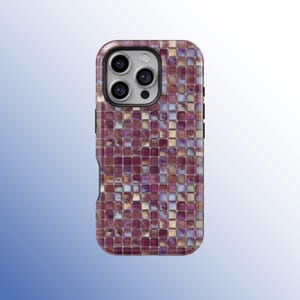 Könnte beinhalten: Eine Smartphone-Hülle mit einem Mosaikfliesen-Design in Lila-, Braun- und Cremetönen. Die Hülle hat eine glänzende Oberfläche und einen schwarzen Rand. Die Kameralinsen sind oben sichtbar.
