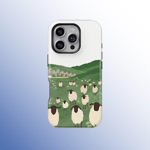 Peut inclure: Coque de téléphone blanche avec une scène pastorale de moutons broutant dans un champ vert. Le design comprend des collines verdoyantes, un ciel bleu et des arbres en fleurs.