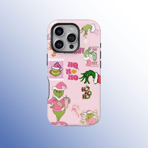 Può includere: Custodia per telefono rosa con illustrazioni a tema Grinch. La custodia include immagini del Grinch con cappello da Babbo Natale, bastoncini di zucchero e le parole "Grinch" e "Ho Ho Ho". La custodia ha una finitura lucida.