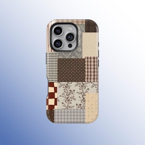 Könnte beinhalten: Eine Smartphone-Hülle mit einem Patchwork-Design aus verschiedenen braunen, beigen und cremefarbenen Mustern. Das Raster enthält Karos, Schottenmuster, Punkte und florale Motive, die ein strukturiertes Erscheinungsbild auf der Hülle erzeugen.