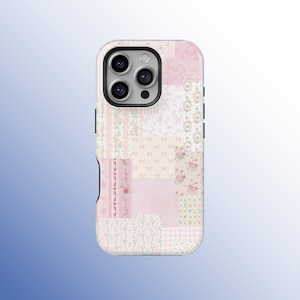 Może przedstawiać: Etui na telefon z patchworkowym wzorem w odcieniach różu, kremu i bieli. Etui posiada wzory kwiatowe, w paski i kokardki. Obiektywy aparatu są widoczne na górze.
