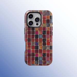 Könnte beinhalten: Eine Smartphone-Hülle mit einem Mosaikfliesen-Design. Die Hülle zeigt ein Muster aus kleinen, quadratischen Fliesen in Rot-, Braun-, Orange- und Schwarztönen. Die Kameralinsen sind oben sichtbar.