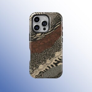Puede incluir: Una funda de teléfono con un diseño de estampado animal único. La funda presenta una mezcla de cebra, leopardo y otros patrones de animales en tonos marrones, grises y beige. La funda tiene un acabado brillante y un recorte para la cámara.
