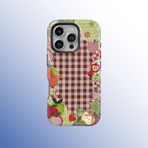 Puede incluir: Funda de teléfono decorativa con un diseño de patchwork. Presenta cuadros rojos, lunares verdes y motivos de manzana. La funda tiene un borde negro y un recorte para la cámara. El diseño incluye corazones, estrellas y espirales.