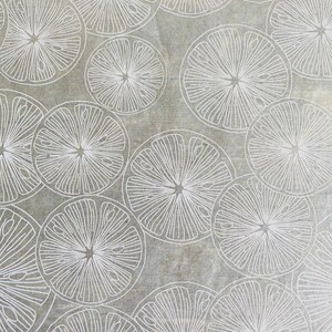 Pode incluir: Um padr&atilde;o sem costura de lim&otilde;es estilizados brancos sobre um fundo cinza. Os lim&otilde;es s&atilde;o desenhados com um design de linha simples e t&ecirc;m um padr&atilde;o radial.
