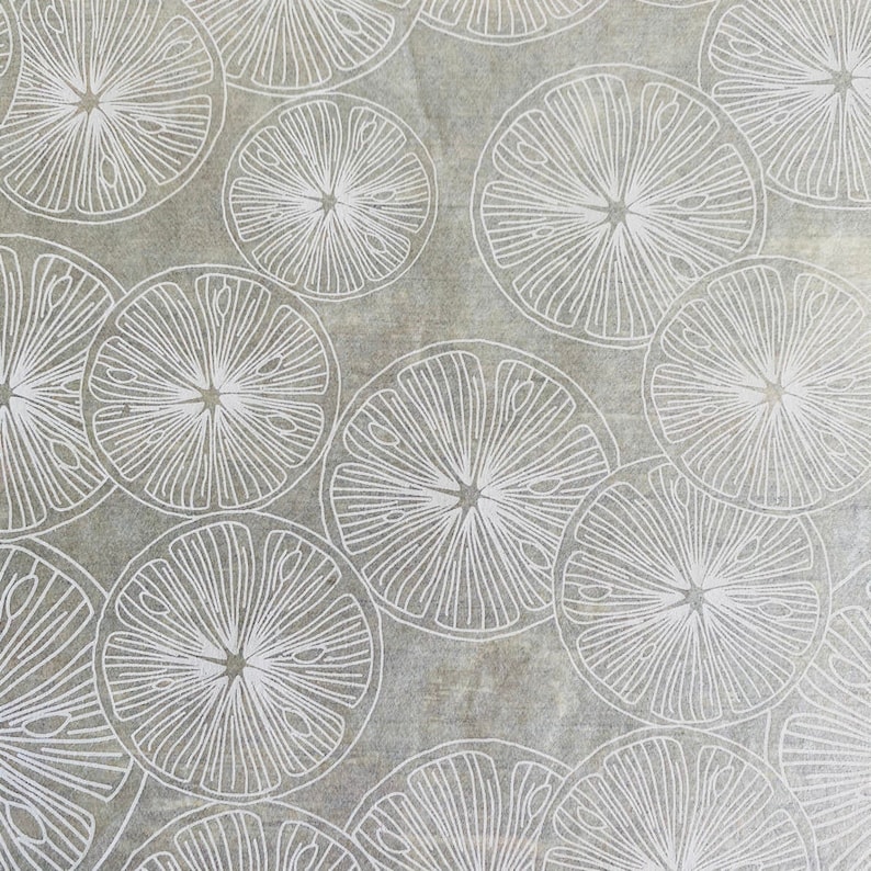 Pode incluir: Um padr&atilde;o sem costura de lim&otilde;es estilizados brancos sobre um fundo cinza. Os lim&otilde;es s&atilde;o desenhados com um design de linha simples e t&ecirc;m um padr&atilde;o radial.