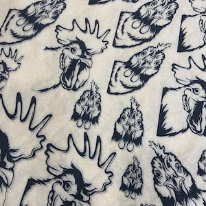 Puede incluir: Patrón repetido en blanco y negro de cabezas de gallo sobre un fondo marrón claro. Los gallos están dibujados en un estilo estilizado y gráfico.