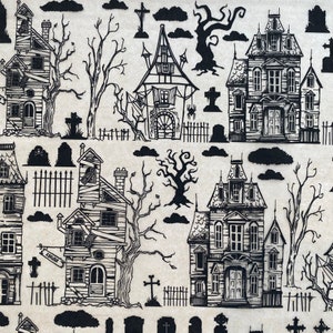 Puede incluir: Ilustración en blanco y negro de un patrón de Halloween espeluznante con casas encantadas, árboles, vallas y lápidas.