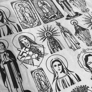 Może przedstawiać: Czarno-białe rysunki liniowe różnych przedstawień Matki Boskiej. Obrazy są na białym tle i przedstawiają różne pozy i style.