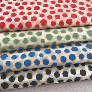 Puede incluir: Cuatro muestras de tela con fondo blanco y lunares de diferentes colores. La muestra superior tiene lunares rojos, la segunda muestra tiene lunares verdes, la tercera muestra tiene lunares azules y la muestra inferior tiene lunares negros.