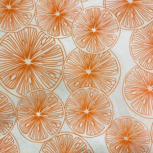 Pode incluir: Papel de embrulho estampado em laranja e branco com um desenho repetitivo de laranjas estilizadas. As laranjas s&atilde;o delineadas em laranja e t&ecirc;m um centro branco com um padr&atilde;o de estrela.