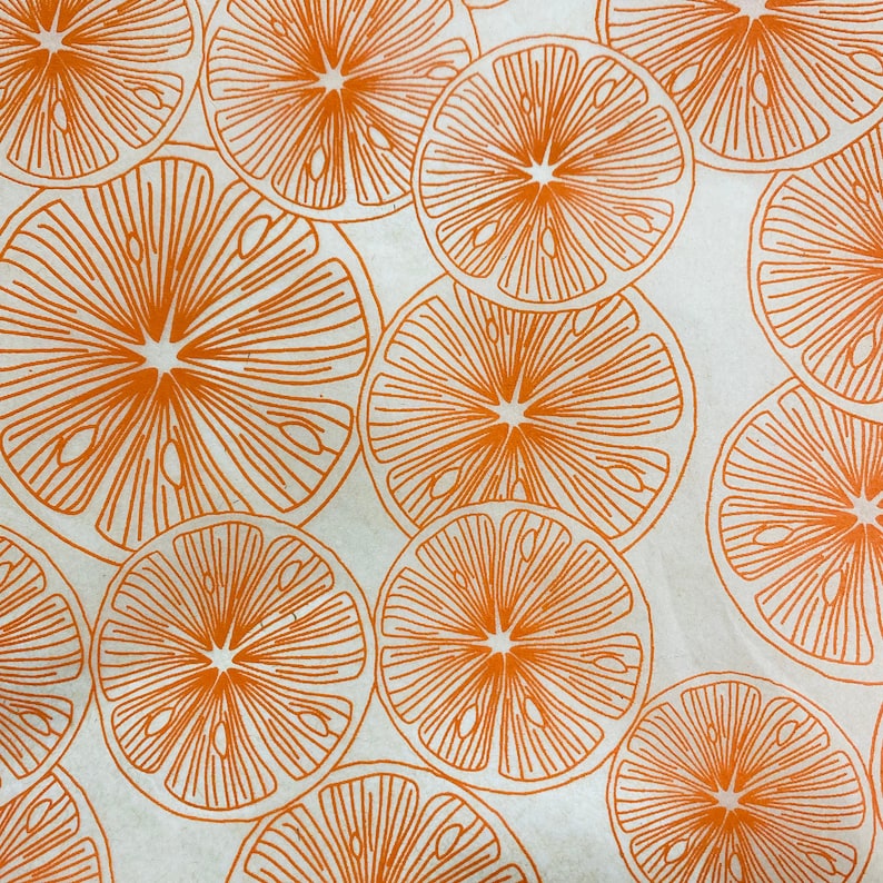 Pode incluir: Papel de embrulho estampado em laranja e branco com um desenho repetitivo de laranjas estilizadas. As laranjas s&atilde;o delineadas em laranja e t&ecirc;m um centro branco com um padr&atilde;o de estrela.