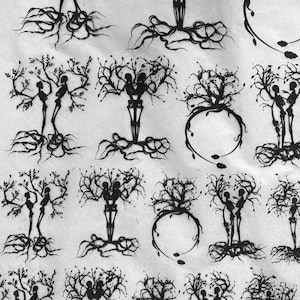 Puede incluir: Ilustración en blanco y negro de un patrón repetitivo de figuras esqueléticas entrelazadas con ramas y raíces de árboles. Las figuras están en un abrazo romántico, con los brazos alrededor del otro.