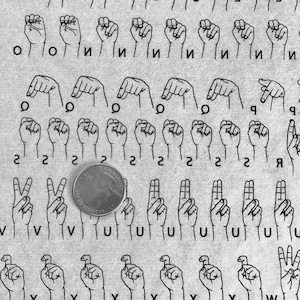 Puede incluir: Imagen en blanco y negro de gestos de la Lengua de Signos Americana (ASL), incluyendo letras y números. Se incluye una moneda de 25 centavos de dólar estadounidense para la escala. Las letras O, I, Q, V, U y X son visibles.