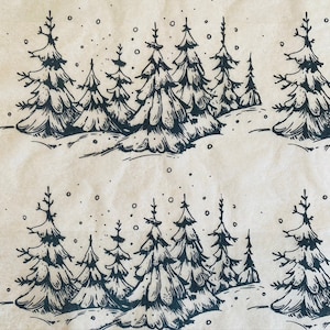 Puede incluir: Patrón repetitivo de pinos dibujados a mano en un paisaje nevado. Los árboles son de color verde oscuro con contornos detallados, sobre un fondo marrón claro. Pequeños puntos representan la nieve que cae, creando una escena invernal.