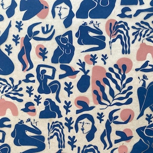 Könnte beinhalten: Ein sich wiederholendes Muster mit blauen Silhouetten von Figuren, Pflanzen und abstrakten Formen auf cremefarbenem Hintergrund. Rosafarbene kreisförmige und organische Formen sind im gesamten Design verstreut. Die Gesamtästhetik ist künstlerisch und minimalistisch.