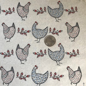 Puede incluir: Un patrón repetido de gallinas ilustradas y ramitas de hojas rojas sobre un fondo gris claro. Las gallinas están en contorno negro con patrones de puntos azules y blancos o rojos y blancos. Una moneda está en el centro.