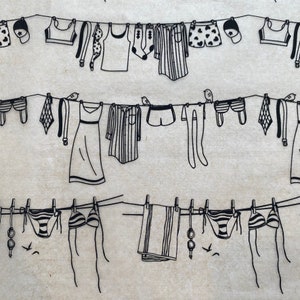 Puede incluir: Una ilustración en blanco y negro de ropa colgada en un tendedero. La ropa incluye camisas, pantalones, vestidos, ropa interior y una toalla. También hay algunos pájaros pequeños dibujados en la línea.