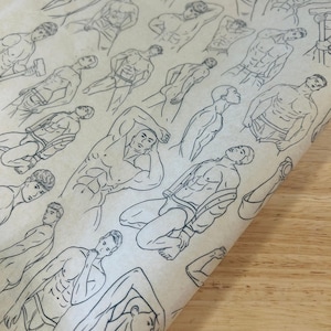 Pode incluir: Uma folha de papel com múltiplos desenhos a traço preto de figuras masculinas em várias poses. Os esboços, detalhados e artísticos, retratam o físico masculino. O papel tem um tom castanho claro, sugerindo uma aparência envelhecida.