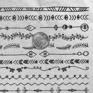 Puede incluir: Diseños de bordes decorativos en blanco y negro dibujados a mano. La imagen presenta varios patrones, incluyendo formas geométricas, elementos florales y motivos de ojos. Se incluye una moneda como referencia de tamaño. Estos diseños son adecuados para manualidades y proyectos artísticos.