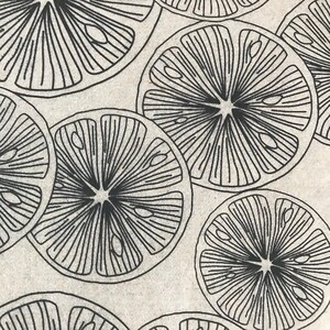 Pode incluir: Um padr&atilde;o sem costura de desenhos de linha preto e branco de lim&otilde;es sobre um fundo bege.