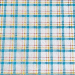 Op de afbeelding: Een close-up van een witte stof met een ruitpatroon. Het ruitontwerp heeft elkaar kruisende lijnen in lichtblauw, geel en roze, waardoor een rasterachtig patroon ontstaat. De stof heeft een zachte, getextureerde uitstraling.