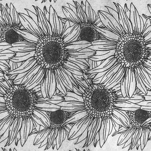 Puede incluir: Dibujo en blanco y negro de girasoles. Los girasoles están dibujados en un estilo realista y tienen un toque vintage.
