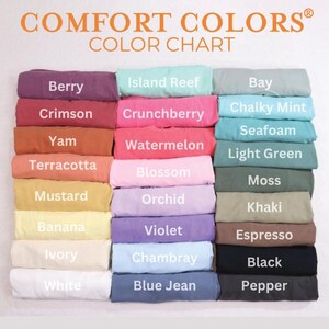 Pu&ograve; includere: Una tabella colori che mostra una variet&agrave; di t-shirt Comfort Colors. La tabella presenta una gamma di colori, tra cui Berry, Crimson, Yam, Terracotta, Mustard, Banana, Ivory, White, Island Reef, Crunchberry, Watermelon, Blossom, Orchid, Violet, Chambray e Blue Jean.