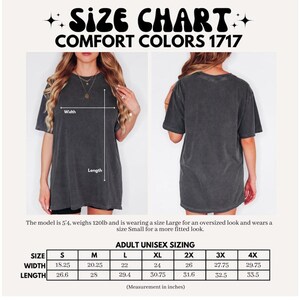 Pu&ograve; includere: Tabella delle taglie per t-shirt Comfort Colors 1717. La tabella include le misure per le taglie unisex adulto dalla S alla 4XL. Le misure di larghezza variano da 46,35 cm a 75,57 cm e le misure di lunghezza variano da 67,56 cm a 85,09 cm.