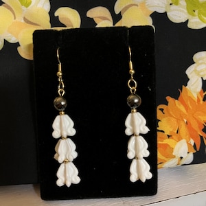 White crown flower dangle with pearl