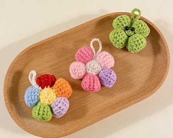 Breloque trèfle au crochet, accessoire fleur en tricot vert, décoration de sac fait main, pendentif fleur pastel