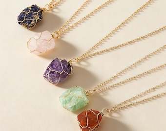 Collier en cristal brut fait main, pendentif en pierre enveloppé dans un fil, chaîne dorée
