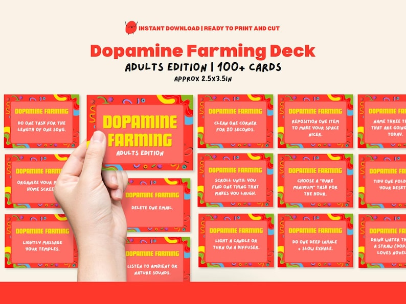 Może przedstawiać: Talia kart "Dopamine Farming", "Adults Edition", z ponad 100 kartami, każda o wymiarach około 6,35 cm x 8,89 cm. Karty mają czerwone tło z ż&oacute;łtym tekstem i kolorowymi obramowaniami. Ręka trzyma jedną kartę.