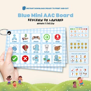 Op de afbeelding: Een blauw mini-AAC-bord met sleutelhanger, met communicatiesymbolen en -zinnen. Het bord meet ongeveer 8,4 x 13,2 cm. Extra kaarten tonen een pijnschaal, emoties, kalmeringstechnieken en affirmaties. De tekst bevat "I/me", "want", "more", "go" en "stop".