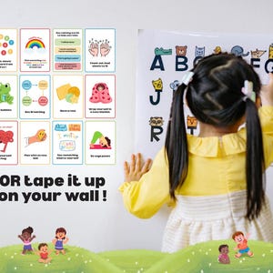 Op de afbeelding: Een kind in een gele jurk wijst naar een poster met het alfabet en dierillustraties. Boven, een reeks ge&iuml;llustreerde kaarten met kalmeringstechnieken wordt weergegeven. De tekst "OR tape it up on your wall!" is zichtbaar.