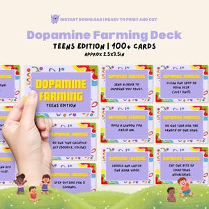 Puede incluir: Una baraja de cartas "Dopamine Farming", edición para adolescentes, con más de 100 cartas, cada una de aproximadamente 6,35 cm x 8,89 cm. Las cartas tienen un fondo morado con bordes coloridos y varias indicaciones. Una mano sostiene una carta.