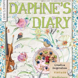 Puede incluir: Portada de la revista "Daphne's Diary" con ilustraciones florales y de mariposas. Incluye el texto "Creative Inspiration, Vintage, Mindfulness, Recipes, Stickers, Poster". También se muestra un cuenco de granola con bayas.