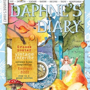 以下が含まれることがあります： 「Daphne's Diary」誌の表紙は、ヴィンテージスタイルの水彩イラストです。梨、キノコ、時計、妖精が含まれています。表紙には「Grasse poster vintage interior autumn home inspiration Empress Sissi stay in a gypsy caravan」というテキストも含まれています。