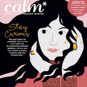 Op de afbeelding: Tijdschriftomslag voor "Project Calm" met de slogan "Mindfulness Through Making". De illustratie toont een vrouw met zwart haar en gouden ringen. De tekst bevat "Stay Curious" en details over de inhoud van het tijdschrift, waaronder papierknippen en handlezen.
